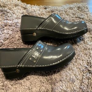 Koi nurse clogs